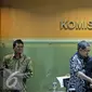 Wakil Ketua Sementara (KY) Farid Wadji bersalaman dengan Kepala pusat analisis dan layanan informasi Roejito usai konferensi pers di Gedung Komisi Yudisial, Jakarta, Kamis (4/2). (Liputan6.com/Faizal Fanani)