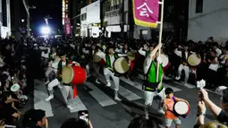 Festival ini diakhiri dengan kontes menari "Eisa" di antara kelompok anak muda dari komunitas di seluruh Kepulauan Okinawa. (AP Photo/Hiro Komae)