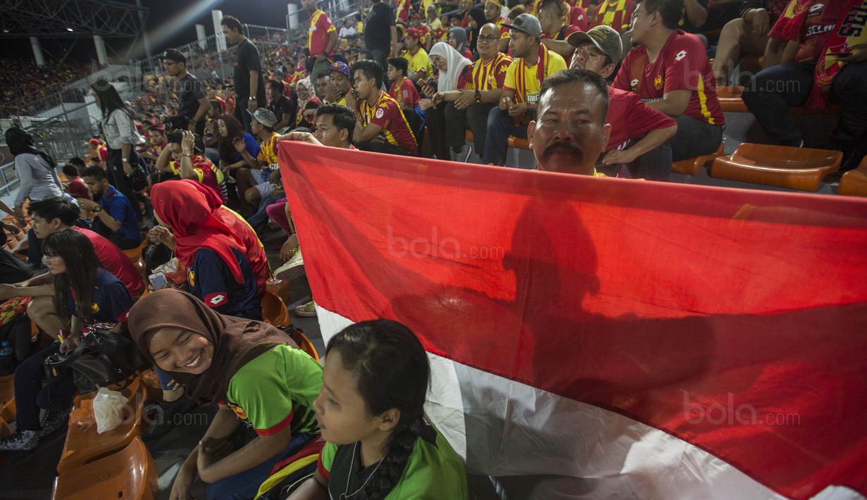 Suporter Selangor FA mengibarkan bendera Indonesia saat melawan Kuala Lumpur FA pada laga Liga Super Malaysia di Stadion Kuala Lumpur, Cheras, Minggu (4/2/2018). Kuala Lumpur FA kalah 0-2 dari Selangor FA. (Bola.com/Vitalis Yogi Trisna)