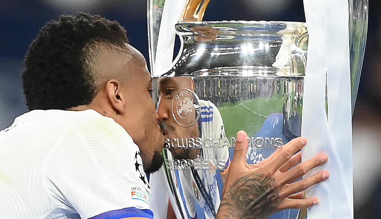 Eder Militao. Bek tengah berusia 24 tahun yang didatangkan Real Marid dari FC Porto pada awal musim 2019/2020 dengan nilai transfer 50 juta euro juga meraih gelar Liga Champions pertamanya pada musim 2021/2022 ini. Musim ini ia mampu menggantikan peran Sergio Ramos yang hijrah ke Real Madrid dengan total tampil dalam 50 laga di semua ajang kompetisi dengan torehan 2 gol dan 3 assist. (FAP/Franck Fife)