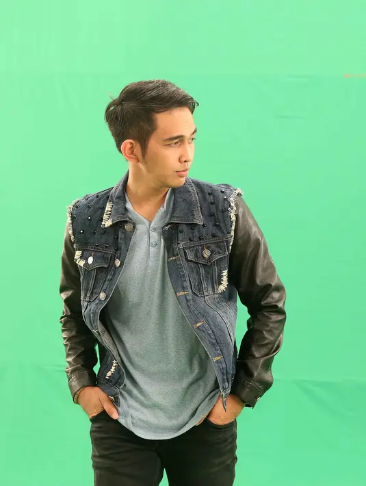 Grup band Lyla tengah dalam proses produksi video klip lagu berjudul ‘Turis’. Lagu ini merupakan single kedua dari album kelima Lyla, 'Ga Romantis' (2015). (Nurwahyunan/Bintang.com)