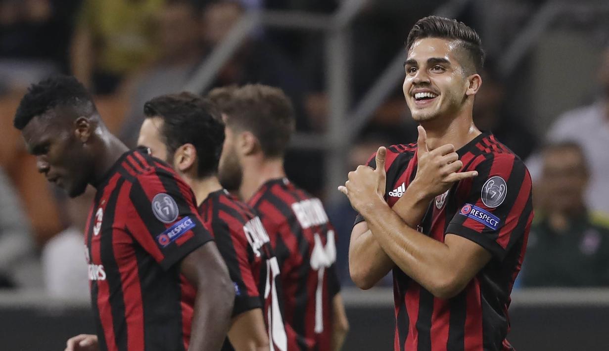 Striker AC Milan, Andre Silva, melakukan selebrasi usai mencetak gol ke gawang Rijeka pada laga Liga Europa di Stadion San Siro, Milan, Kamis (28/9/2017). AC Milan menang 3-2 atas  Rijeka. (AP/Luca Bruno)