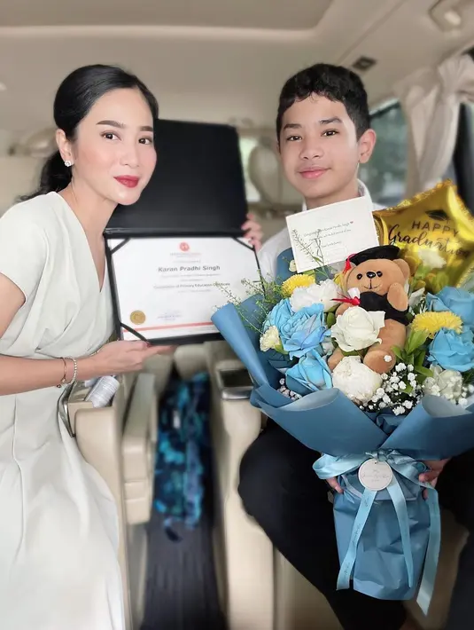 <p>Hal yang menjadi prioritas utama dalam kehidupannya kini adalah anak. Bunga Zainal pun menyempatkan diri menemani putranya, Karan pradhi singh, di hari kelulusannya. (Foto: Instagram/@bungazainal05)</p>