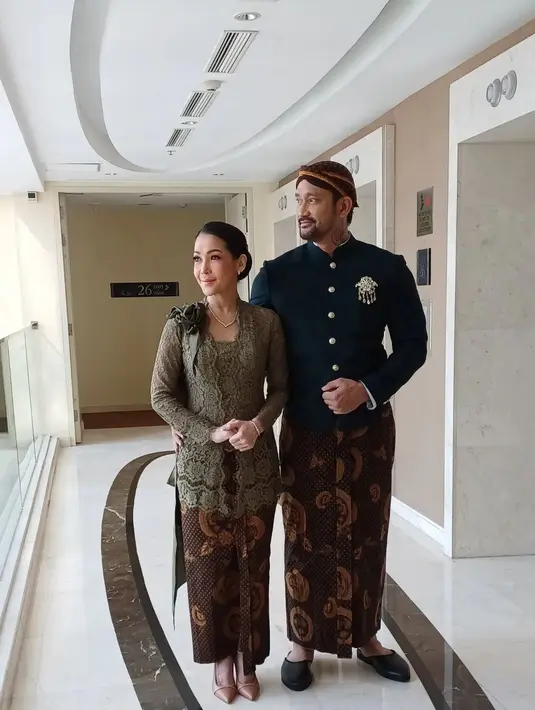 Di momen sakral nan mengharukan ini, Mieke Amalia setia mendampingi Tora Sudiro menikahkan putri sulungnya tersebut. [Foto: Instagram/adebebymakeup]