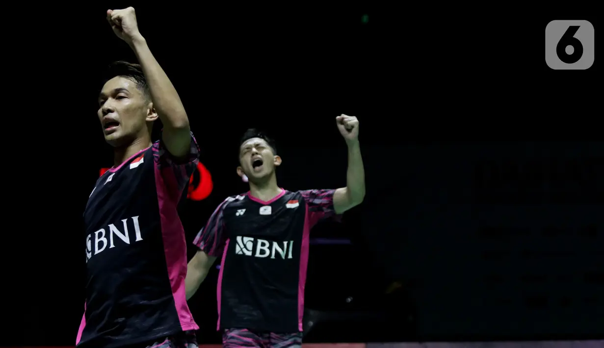 Pebulu tangkis ganda putra Indonesia, Fajar Alfian/Muhammad Rian Ardianto merayakan poin saat bertanding melawan He Ji Ting/ Zhou Hao Dong (China) pada Semifinal Indonesia Masters 2022 di Istora Senayan, Jakarta, Sabtu (11/6/2022). Fajar/Rian unggul 21-17, 21-17. (Liputan6.com/Helmi Fithriansyah)
