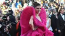 Dan baru-baru ini, Deepika Padukone  memperlihatkan pesonanya saat tampil di Festival Film Cannes 2018. Dalam acara tersebut, ia memamerkan lekuk tubhnya yang aduhai. (AFP/Anne-Christine POUJOULAT)