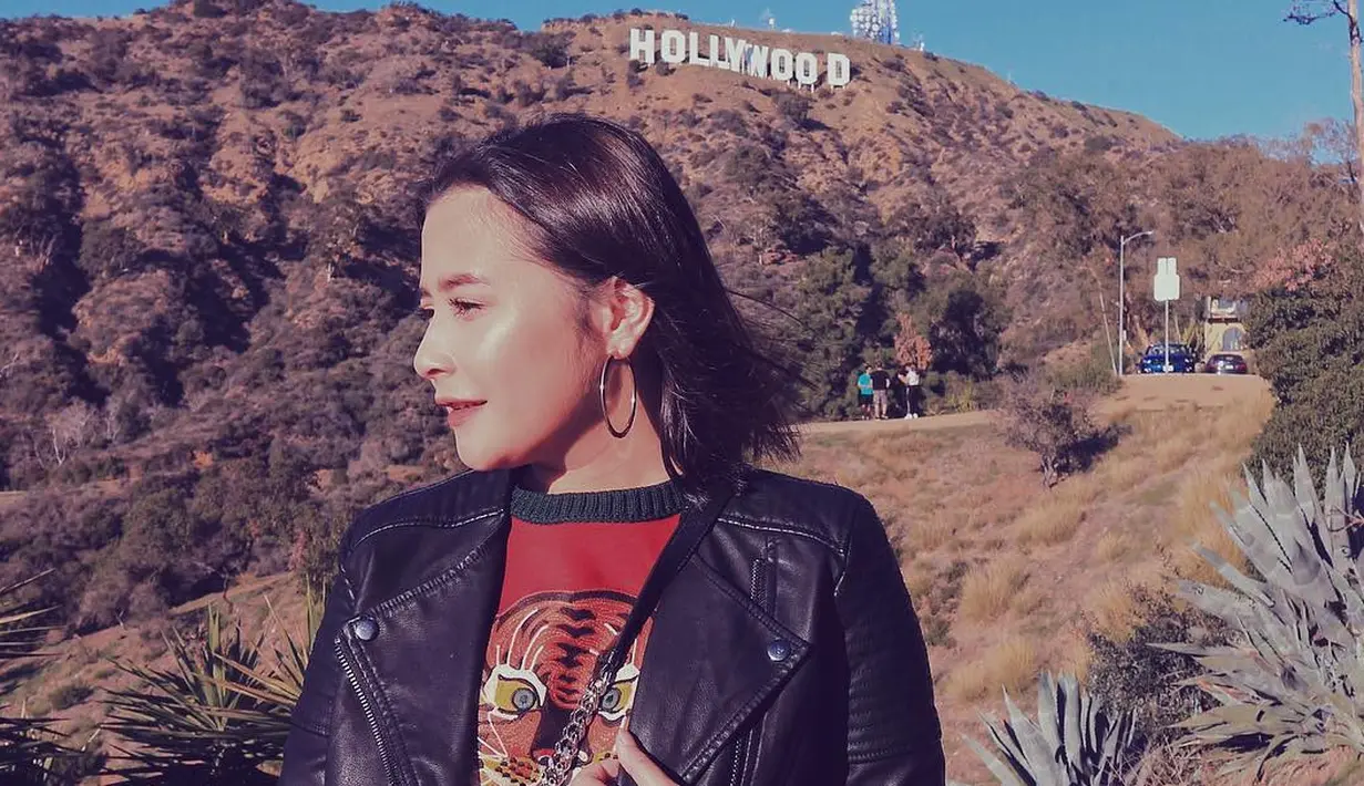 Prilly sendiri mengaku bahwa penampilan rambut baru di awal tahun itu karena terinspirasi dari penyanyi Selena Gomez. Apalagi selama ini, ia melihat banyak orang percaya diri dengan rambut pendek. (Instagram/prillylatuconsina96)