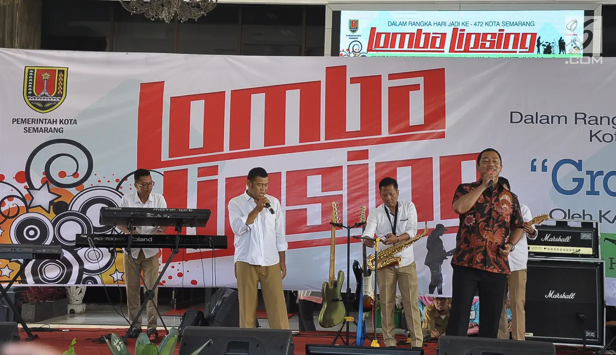 Sejumlah Aparatur Sipil Negara (ASN) mengikuti lomba bernyanyi dengan lipsync di  Halaman Balai Kota Semarang, Senin ( 22/4). Acara yang diikuti oleh sepuluh kelompok dari gabungan ASN yang bekerja di Pemkot Semarang ini turut menyemarakkan HUT Kota Semarang ke-472.  (Liputan6.com/Gholib)
