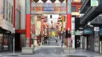 Suasana sebuah jalan di Pecinan Melbourne, Australia (3/8/2020). Negara Bagian Victoria mengeluarkan Status Darurat Bencana sejak Minggu (2/8) malam waktu setempat. (Xinhua/Bai Xue)