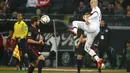 Pemain Eintracht Frankfurt Marc Stendera (kiri) berebut bola dengan pemain Bayern Munchen Arjen Robben pada Bundesliga di Commerzbank-Arena, Frankfurt, Sabtu (31/10/2015) dini hari WIB. (REUTERS/Kai Pfaffenbach) 