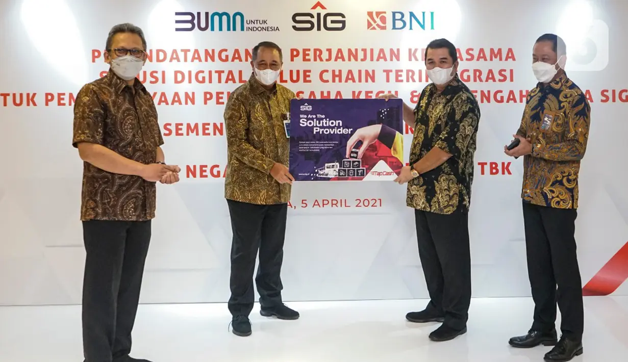 Direktur Utama BNI, Royke Tumilaar (kedua kiri) dan Direktur Utama PT Semen Indonesia (Persero) Tbk (SIG), Hendi Prio Santoso menunjukkan Kerja Sama Solusi Digital Value Chain Untuk Mitra SIG di Jakarta, Senin (05/4/2021). (Liputan6.com/Pool/SIG)