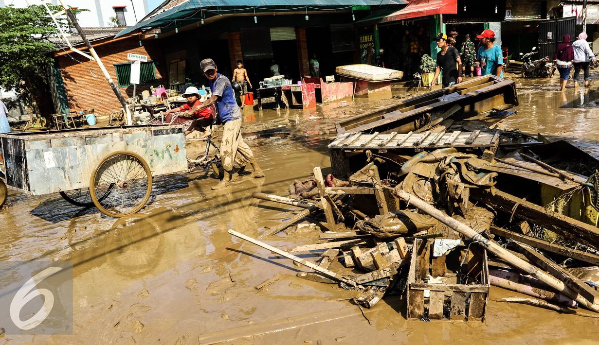 Sampah bercampur perabotan rumah tangga menumpuk di komplek Pondok Gede Permai Jatiasih, Bekasi, Jumat (22/04). (Liputan6.com/Fery Pradolo)
