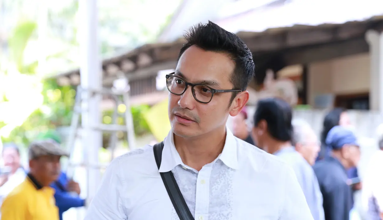 Aktor senior yang telah banyak mendapat penghargaan itu meninggal dalam usia 76 tahun. Banyak dari para selebriti hadir untuk memberikan penghormatan terakhir kalinya. (Adrian Putra/Bintang.com)