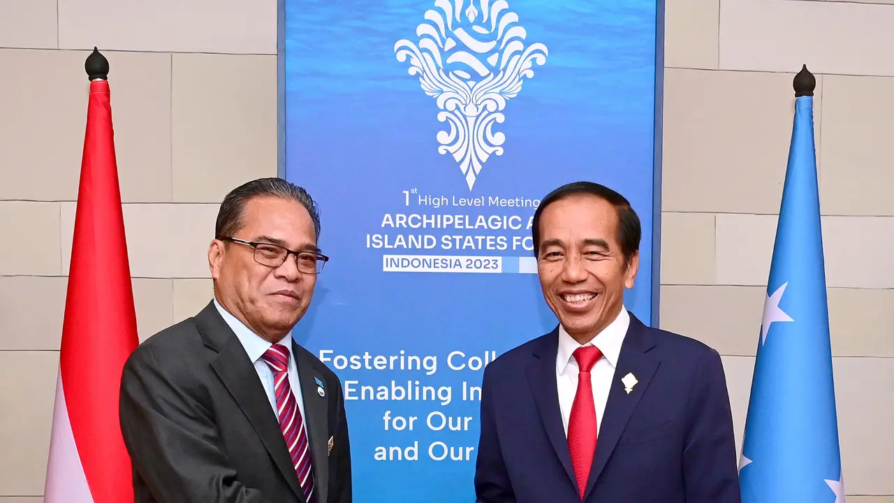 Presiden Joko Widodo atau Jokowi menggelar pertemuan bilateral bersama Presiden Federasi Mikronesia, Wesley Simina, di Bali, Rabu (11/10/2023).