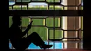 Seorang pria membaca Al-Quran di Masjid Istiqlal, Jakarta pada tanggal 1 Maret 2025. (BAY ISMOYO/AFP)
