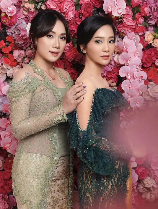 Bersama Bunga Zainal, tampak Puput mengenakan kebaya hijau mint yang dipadukan kain berpayet warna coklat. [@victoria_makeupatelier]