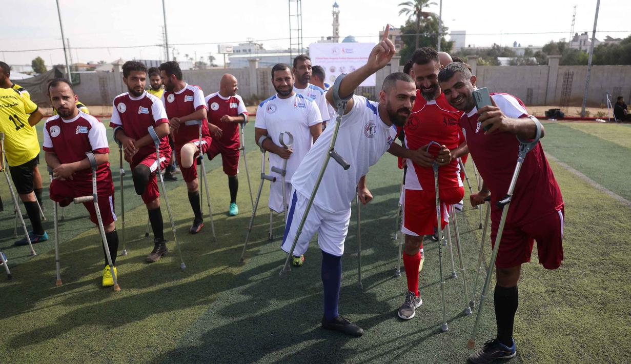 Para penyandang disabilitas amputasi Palestina bersiap untuk berpartisipasi dalam pertandingan sepak bola sebagai bagian dari ‘Hope Tournament’ atau Turnamen Harapan yang diselenggarakan oleh Asosiasi Deniz Feneri dan Asosiasi Sepak Bola Penyandang Disabilitas Palestina di Deir al-Balah, Jalur Gaza Tengah, pada 17 November 2025. (Bashar Taleb/AFP)