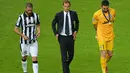 Ekspresi kecewa (kiri ke kanan) Leonardo Bonucci, pelatih Massimiliano Allegri dan Gianluigi Buffon. (EPA/Thomas Eisenhuth)