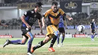 Pemain Mitra Kukar, Michael Orah (kanan), dikabarkan jadi fokus perhatian pemain Arema saat kedua tim bertemu di semifinal kedua Piala Jenderal Sudirman, Minggu (17/1/2016). (Bola.com/Kevin Setiawan)