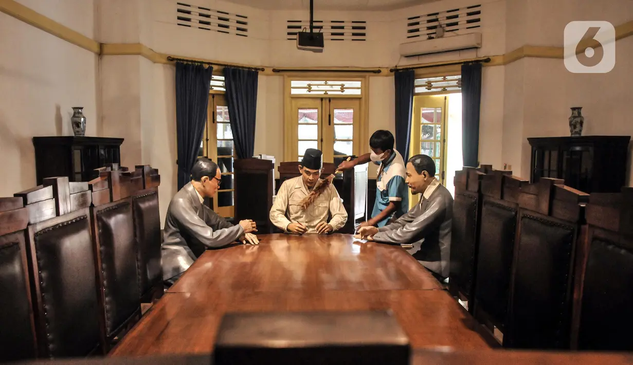 Tim konservasi melakukan perawatan koleksi patung di Museum Perumusan Naskah Proklamasi, Menteng, Jakarta Pusat, Rabu (10/8/2022). Perawatan dilakukan setiap satu minggu sekali, meliputi pembersihan gedung, perabotan, benda bersejarah hingga patung para tokoh yang berjasa dalam tersusunnya naskah proklamasi. (merdeka.com/Iqbal S. Nugroho)