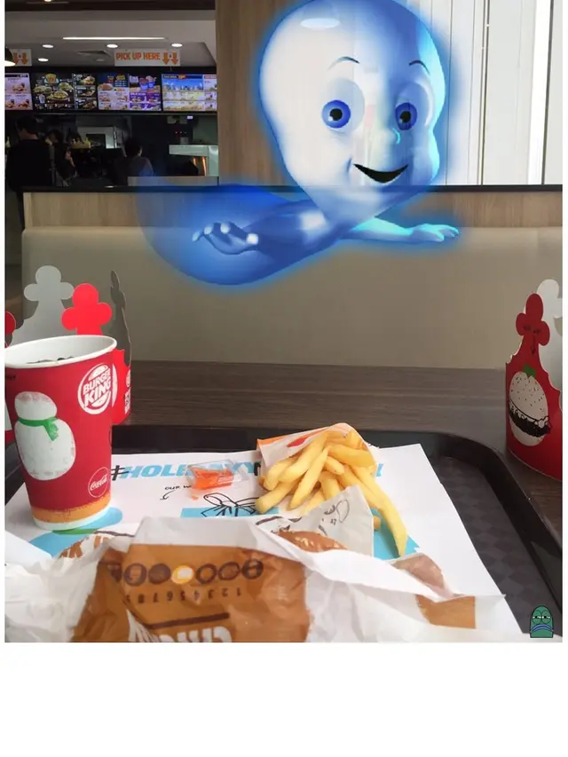 7 Editan Foto Netizen Agar Ada Teman Makan di Depannya Ini Bikin Geleng Kepala