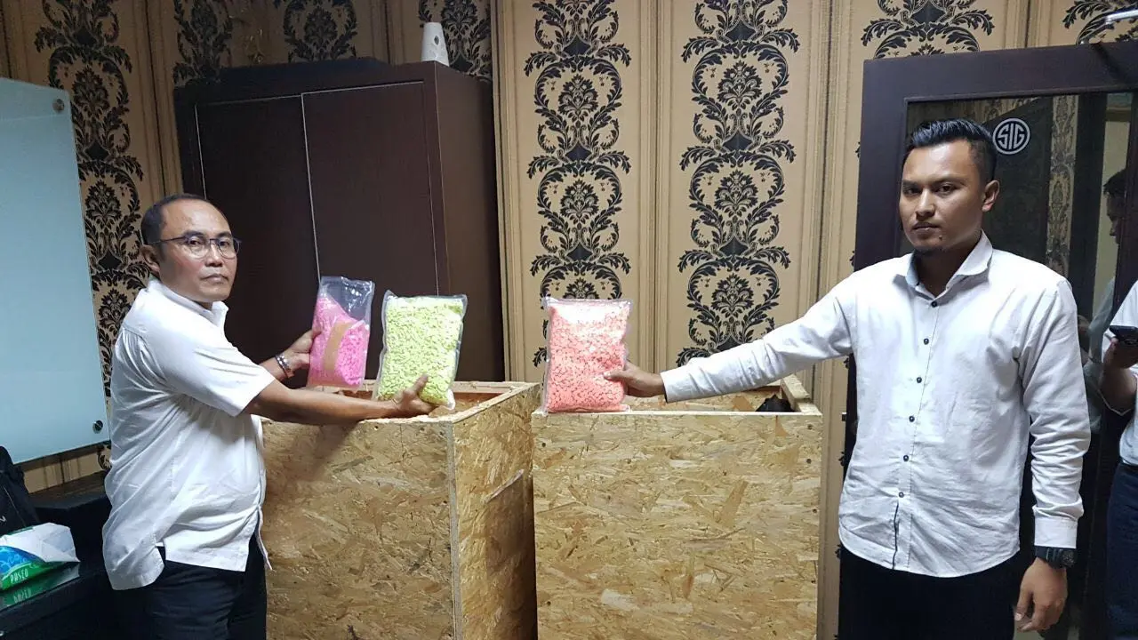 Polisi menunjukkan barang bukti ekstasi asal Belanda. (Liputan6.com/Hanz Jimenez Salim)