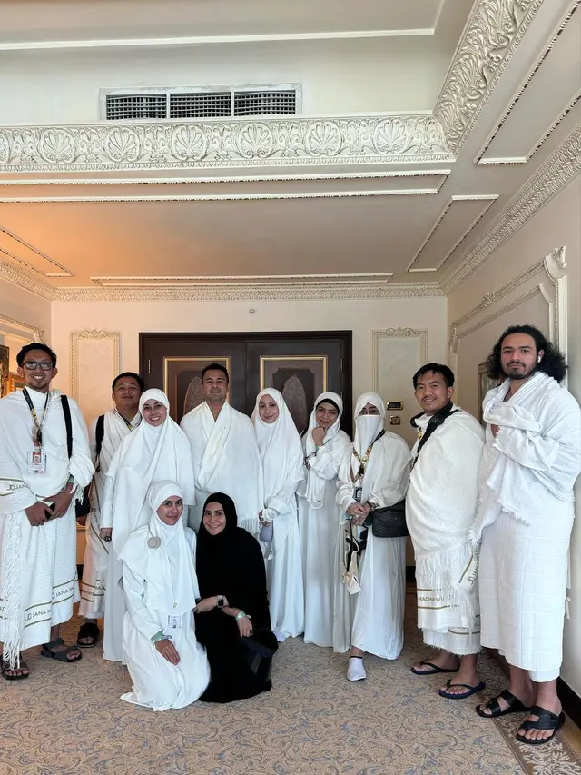Raffi dan Nagita di Tanah Suci untuk Ibadah Haji