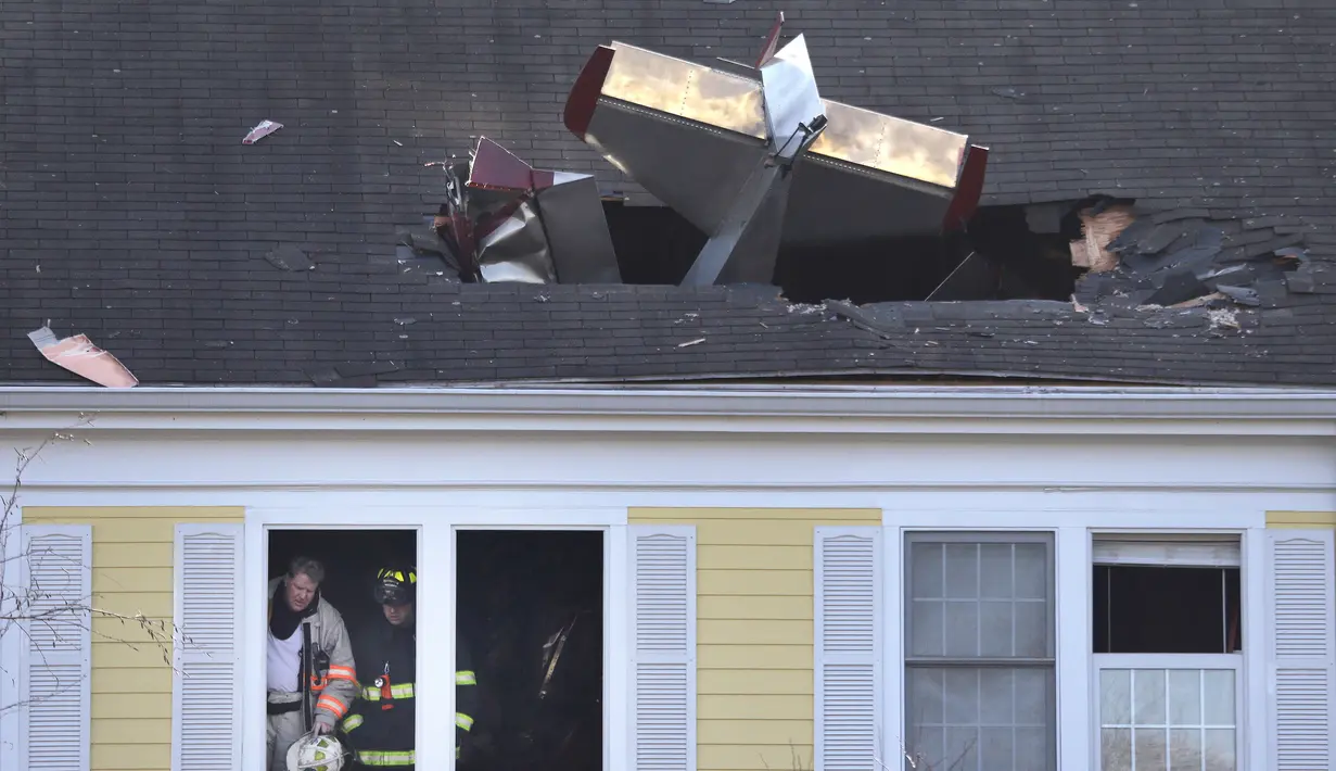 Pesawat ringan bermesin satu yang menabrak atap kondominium di Methuen, Massachusetts, (1/3). Dalam kejadian ini pilot pesawat tewas. (AP/Elise Amendola)