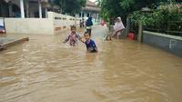 Sebanyak 1.670 kepala keluarga (KK) terpaksa mengungsi lantaran banjir merendam rumahnya akibat Sungai Cikalumpang di Kecamatan Padarincang, Kabupaten Serang, Banten meluap. (Liputan6.com/Yandhi Deslatama)