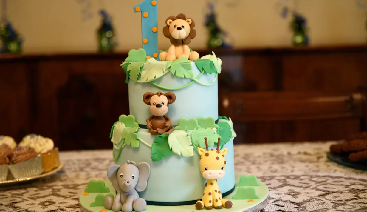 Yang paling menggemaskan dari kue ulang tahun ini adalah warnanya dan dekorasinya. Pilihan warnanya yang manis ditambah dengan karakter animasi hewan di atasnya mengingatkan kita pada film aminasi Madagaskar, ya! (Shutterstock.com/ Steffi De Martino Media)