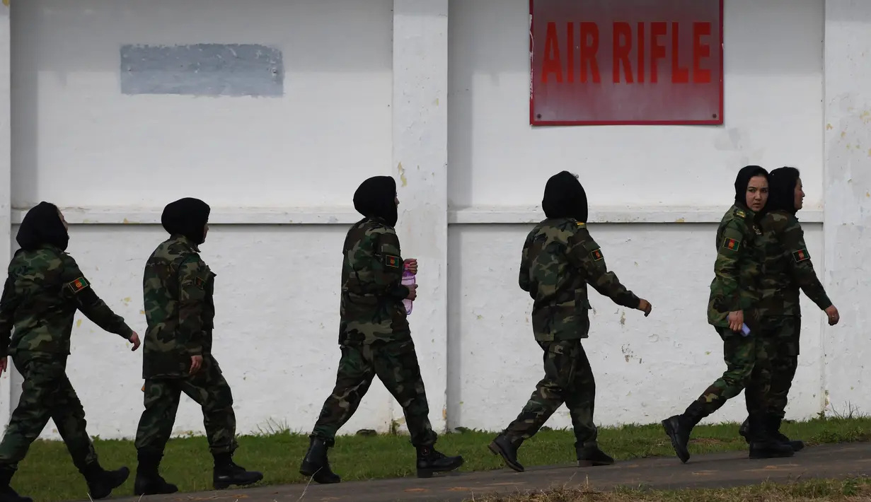 Sejumlah kadet tentara wanita Afghanistan bersiap mengikuti program pelatihan militer di Akademi Pelatihan Perwira di Chennai, India (12/12/2019). Sebanyak dua puluh kadet tentara Afghanistan mengikuti program latihan militer tersebut. (AFP/Arun Sankar)