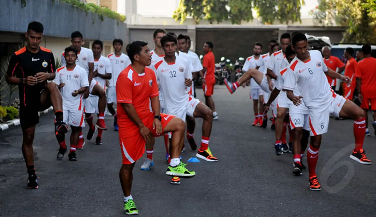 Sejumlah pemain Persija Jakarta berlatih ringan di halaman Hotel Ibis Padang, Sabtu (17/1/2015). Persija akan berhadapan dengan Sriwijaya FC di laga perdana SCM Cup 2015 Grup A. (Liputan6.com/Johan Tallo)