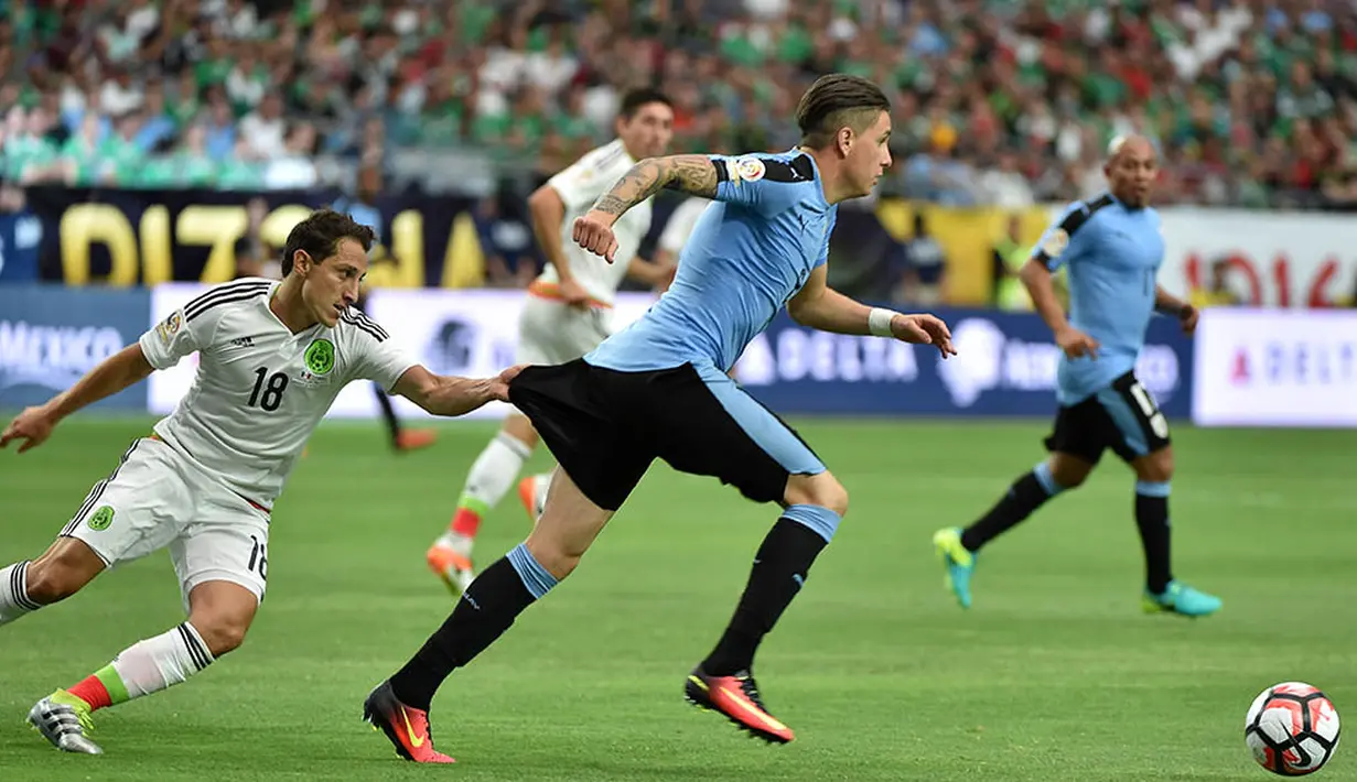 Pemain Meksiko, Andres Guardado, menarik celana pemain Uruguay, Jose Maria Gimenez, pada laga Grup C Copa Amerika. Pada laga itu wasit memberikan kartu merah kepada pemain Meksiko dan juga Uruguay. (AFP/Nelson Almeida) 