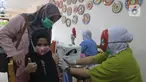 Seorang anak disuntik vaksin covid-19 oleh tenaga kesehatan bertopeng superhero saat vaksinasi anak usia 6-11 tahun di RSIA Tambak, Jakarta, Rabu (22/12/2021). Penggunaan topeng superhero dimaksudkan untuk menarik minat anak-anak yang mengikuti vaksinasi. (lLiputan6.com/Herman Zakharia)