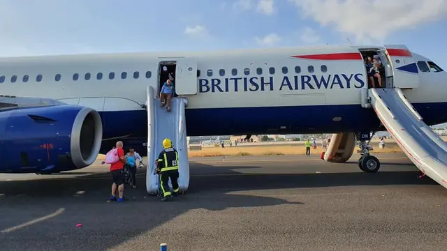 Penumpang dievakuasi usai kepulan asap memenuhi kabin pesawat British Airways. (Twitter/@lucyaabrown)