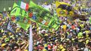 Supporter dari pebalap Yamaha Movistar, Valentino Rossi, memadati balapan MotoGP Italia di Sirkuit Mugello, Minggu (4/6/2017). Rossi gagal finis karena hanya mampu finis di urutan keempat. (EPA/Luca Zennaro)