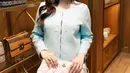 Sebagai calon mama, Aaliyah Massaid tampil memikat dengan gaya preppy modern, mengenakan Kendra Embossed Cardigan yang serasi dengan Embossed Sweater Skirt. Penampilannya dilengkapi sepatu Gigi Petite Pump 25mm dan tas bahu Kira Diamond Quilt E/W Shoulder Bag, memberikan sentuhan classy yang effortless.  [Dok/Time International].