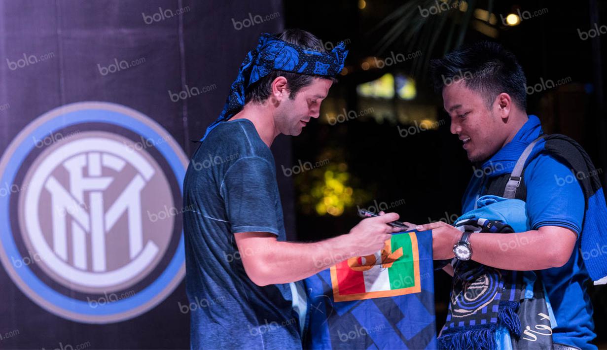 Pada penghujung acara, Cristian Chivu juga menyempatkan memberikan tanda tangan kepada para anggota Inter Club Indonesia. Kehangatan pemain yang tujuh musim membela La Beneamata itu disamput antusias oleh para fans. (Bola.com/Vitalis Yogi Trisna)