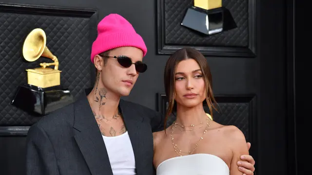 Justin Bieber dan Hailey Bieber pada Grammy Awards 2022. (ANGELA WEISS / AFP)