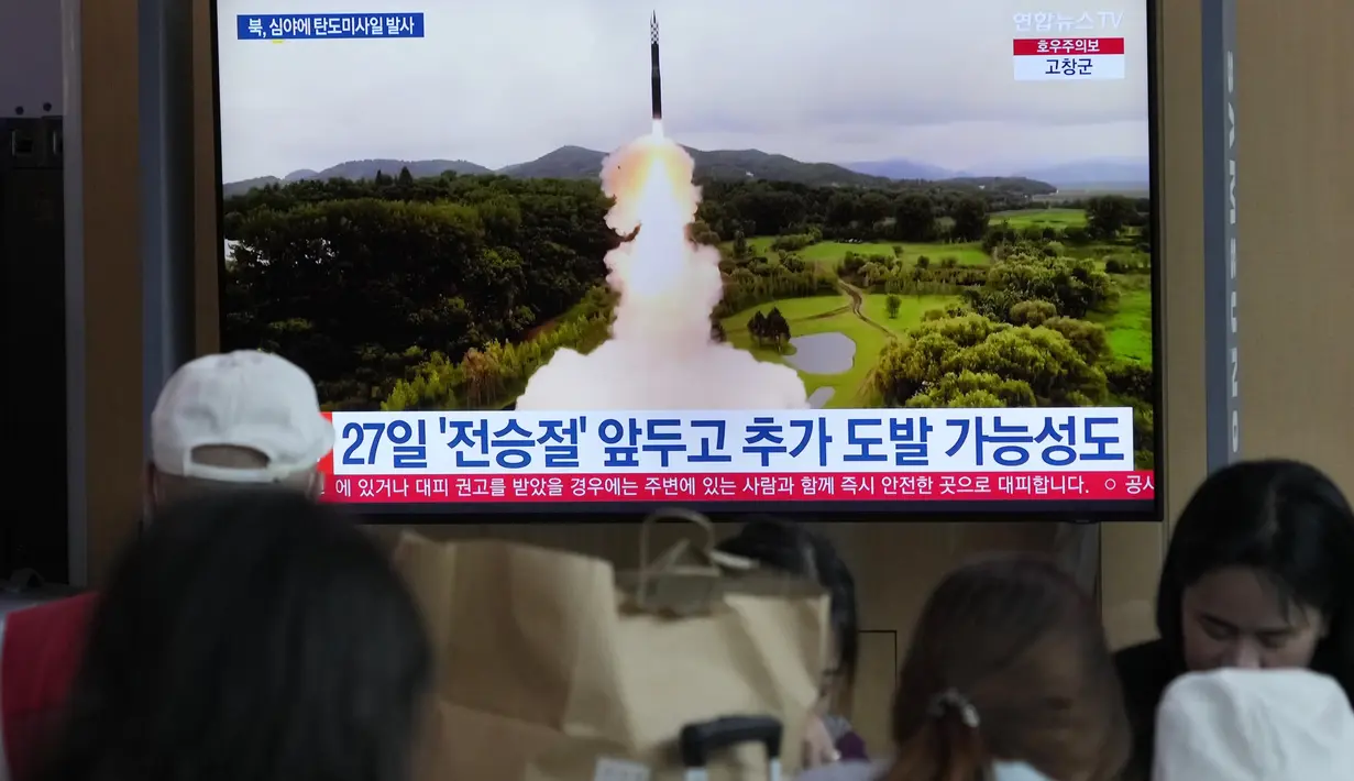 Sebuah layar TV menunjukkan gambar file peluncuran rudal Korea Utara selama program berita di Stasiun Kereta Api Seoul di Seoul, Korea Selatan, Selasa (25/7/2023). (AP Photo/Ahn Young-joon)