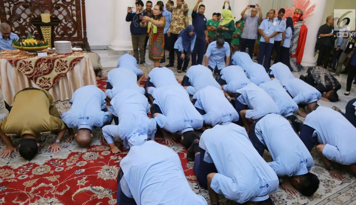 Suasana saat Gubernur DKI Jakarta Anies Baswedan dan Wakilnya Sandiaga Uno sujud syukur bersama pegawai Transjakarta di Balai Kota DKI Jakarta, Selasa (20/3). Menurut Anies, acara ini diinisiasi oleh Sandiaga Uno. (Liputan6.com/Pool/Dadang WS)