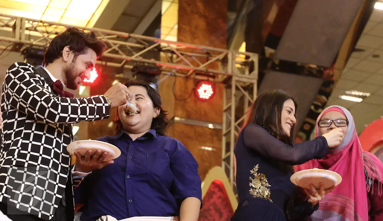Shakti Arora dan Radhika Madan bersama penggemarnya saat Meet and Greet Ranveer & Ishani di Metropolis Town Square, Tangerang, Banten, Minggu (5/3). (Liputan6.com/Herman Zakharia)