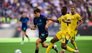Penyerang muda Inter Milan, Mattia Mosconi, berebut bola dengan bek Hellas Verona, Jean-Daniel Akpa-Akpro, dalam pertandingan Serie A Italia antara Inter Milan melawan Hellas Verona di Stadion San Siro, Milan, pada 17 Mei 2026. (Marco BERTORELLO / AFP)