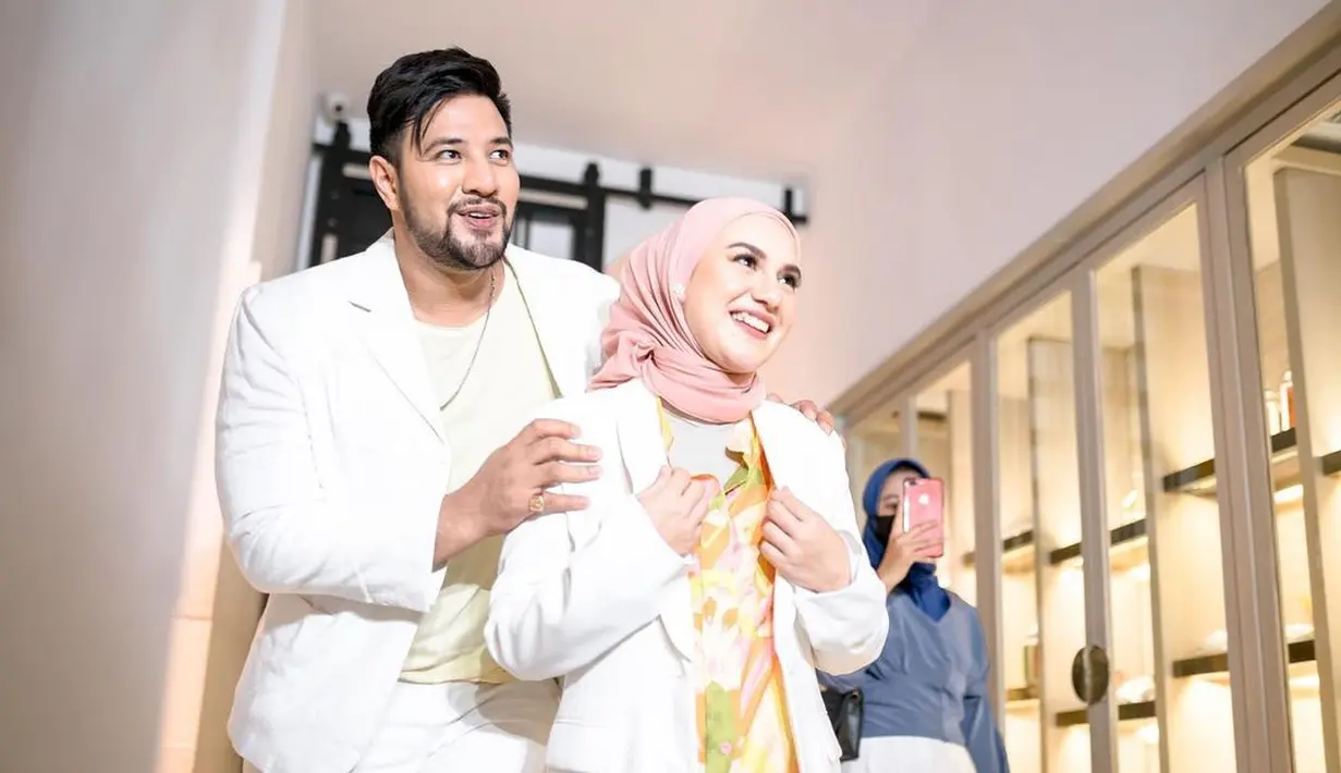 <p>Tak hanya rasa haru, tawa bahagia juga terpancar dari wajah ibu satu anak ini. Senyumnya nyaris tak pernah padam saat satu per satu memberi ucapan selamat. (Instagram @_irishbella_)</p>