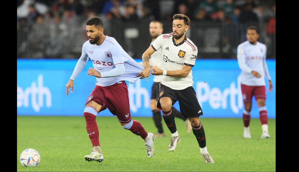 Hal tersebut dapat dilihat saat Bruno Fernandes yang ingin menghentikan laju pemain Aston Villa. Fernandes kedapatan menarik baju Douglas Luiz (kanan) di pertandingan tersebut. (AFP/Trevor Collens)