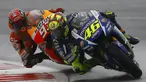 Pembalap Yamaha MotoGP Valentino Rossi (depan) saat beradu cepat dengan saingan terberatnya pembalap Honda Marc Marquez selama Grand Prix Inggris di sirkuit Silverstone (30/8/2015). Valentino Rossi finis pertama di seri ke-12 ini. (REUTERS/Darren Staples)