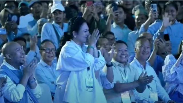 Calon Presiden (Capres) Prabowo Subianto menyapa Titiek Soeharto dalam Pidato kemenangan di Istora Senayan, Jakarta.