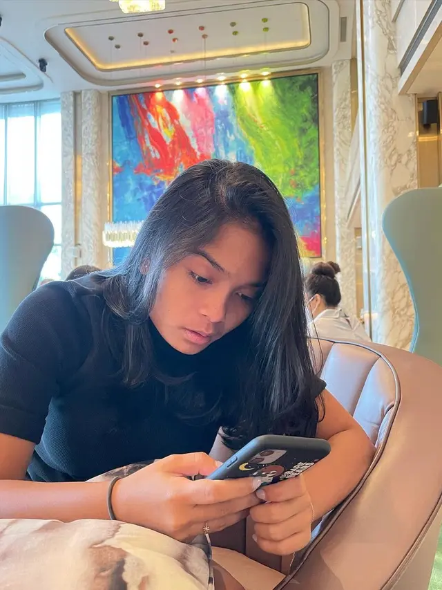 6 Potret Ade Mustika di Luar Lapangan, Kapten Timnas Putri Indonesia