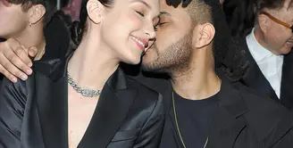 Bella Hadid dan The Weeknd terlihat mesra saat kencan di Matsuhisa, Beverly Hills, 1 Juli lalu. (Nova 969)