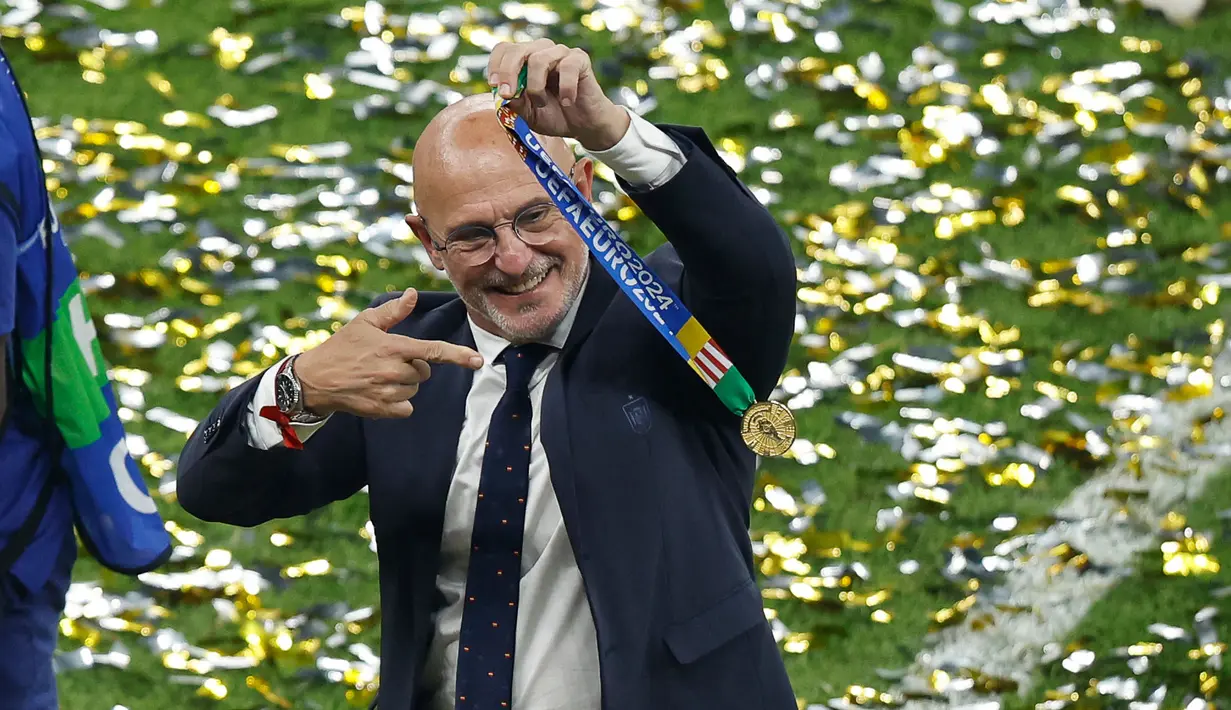 Dikutip dari Diario AS, pria 63 tahun tersebut akan mendapat bayaran sekitar 2 juta euro per tahun dalam kontrak barunya bersama Timnas Spanyol. (AFP/Odd Andersen)